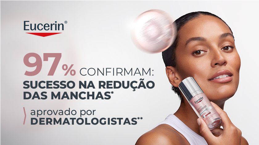 Imagem com fundo neutro. Ao lado direito, uma mulher sorri levemente, enquanto segura o Dual Sérum próximo ao rosto.