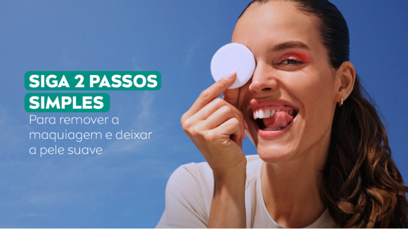 SIGA 2 PASSOS SIMPLES Para remover a maquiagem e deixar a pele suave Imagem com fundo azul. Ao lado direito, uma mulher aparece em destaque segurando um algodão.