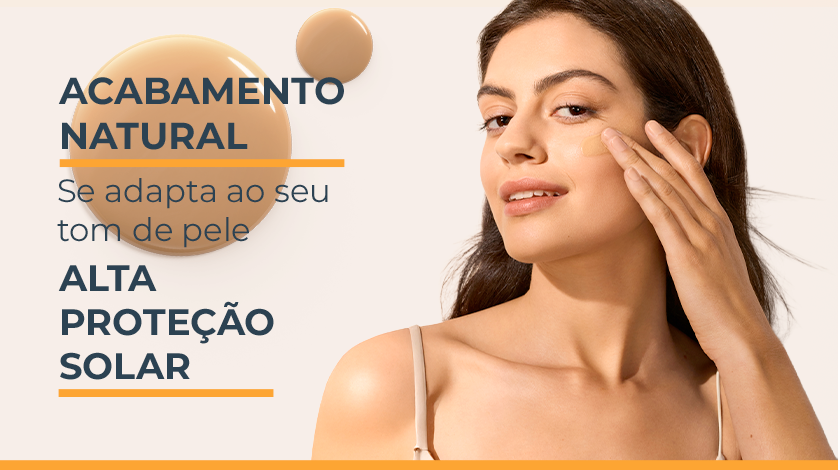 Mulher aplicando o produto no rosto, com tom de pele uniforme. Ao lado esquerdo, a textura do produto é apresentada.