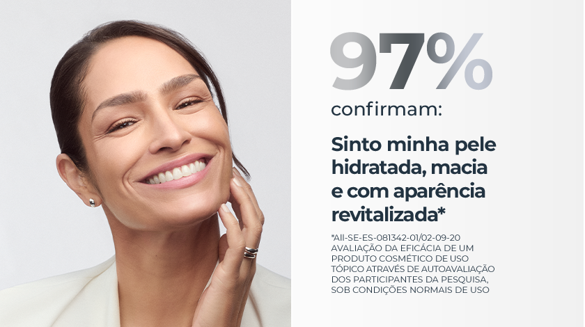 Mulher aplicando o produto no rosto com expressão satisfeita. Ao lado, texto em destaque.