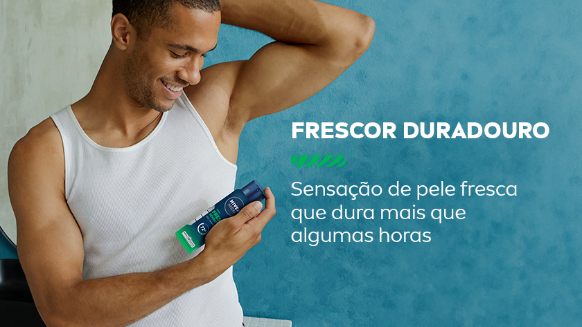 Frescor duradouro Sensação de pele fresca por horas Homem negro sorridente vestindo regata branca e aplicando desodorante NIVEA MEN Fresh Sensation na axila. Fundo azul esverdeado. Texto à direita destacando frescor duradouro.