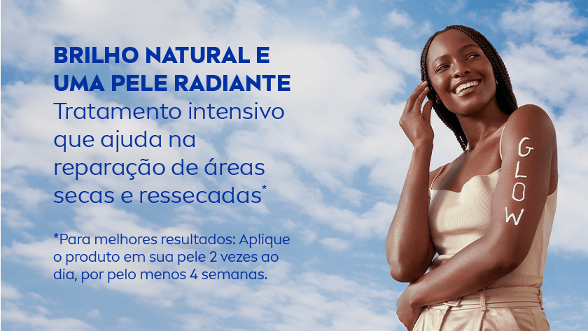 Mulher sorrindo com a palavra “GLOW” escrita no braço, com textura de creme. O fundo é um céu azul.
