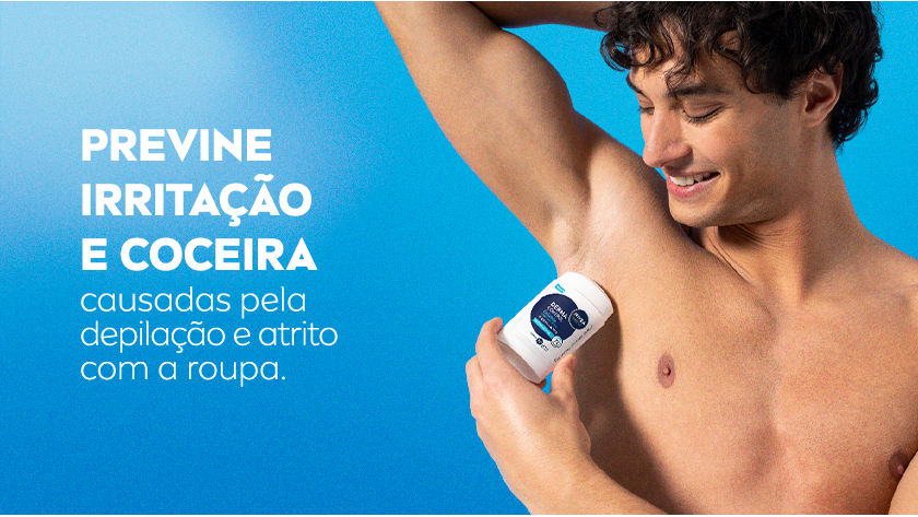 PREVINE IRRITAÇÃO E COCEIRA causadas pela depilação e atrito com a roupa. Imagem com fundo azul claro. Ao lado direito, um modelo levanta o braço para aplicar o desodorante em stick na axila.