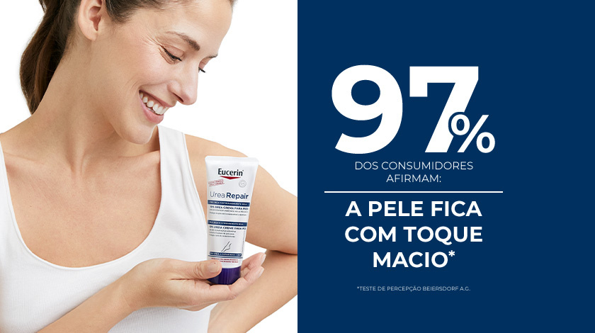 Mulher sorridente usando uma blusa branca segurando o produto olhando para ele. Ao lado, destaque para o texto.