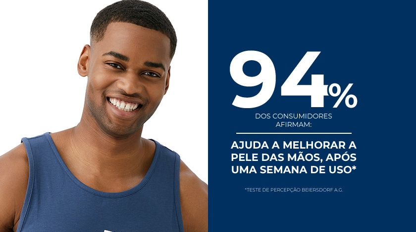 Homem sorrindo ao lado de um fundo azul escuro que destaca o texto.