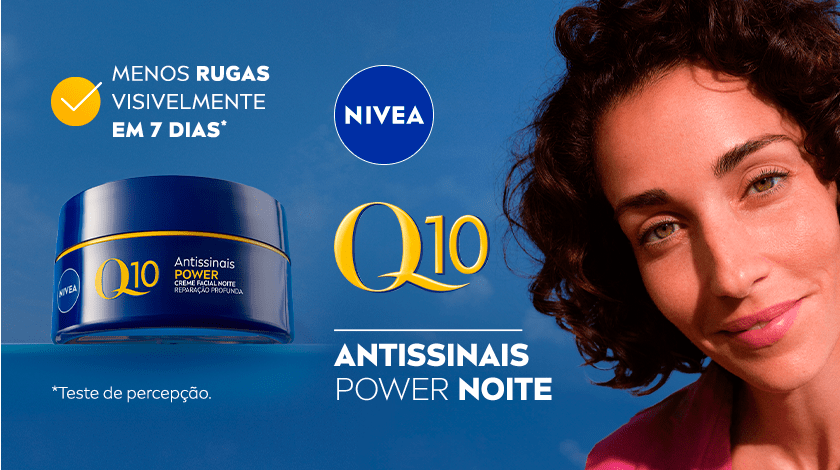MENOS RUGAS VISIVELMENTE EM 7 DIAS* NIVEA Q10 ANTISSINAIS POWER NOITE Mulher com pele saudável sorri ao lado de um pote do creme NIVEA Q10, com fundo azul.