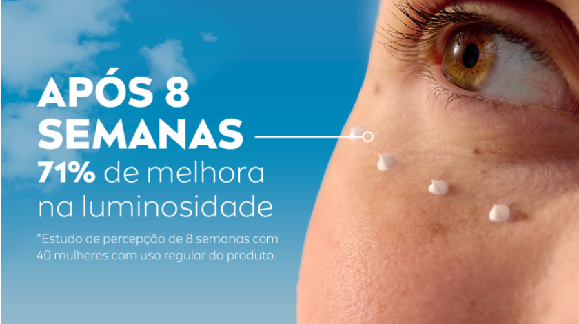 APÓS 8 SEMANAS 71% de melhora na luminosidade Fundo azul claro com céu e nuvens. À direita, close do olho de uma mulher com pele clara e pequenas gotas de creme aplicadas abaixo dos olhos.