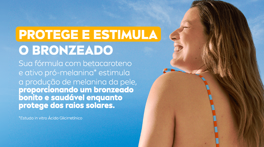 Mulher sorridente de perfil à direita, com maiô listrado em laranja e azul. Fundo azul claro. À esquerda, texto em destaque.
