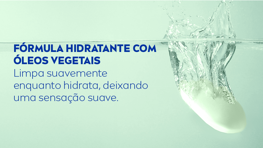 Fundo verde-claro. No centro, há uma barra de sabonete sendo mergulhada na água, criando respingos e movimento no líquido.