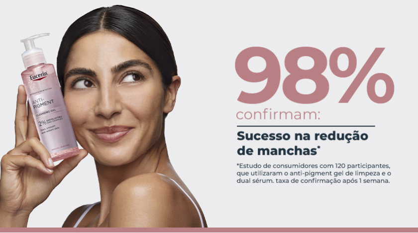 À esquerda, uma mulher sorri, enquanto segura a embalagem do produto. O fundo é cinza claro.