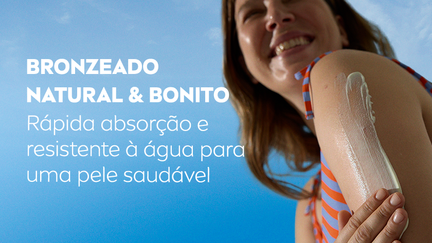 Mulher sorridente aplicando o produto no braço, com a frase 