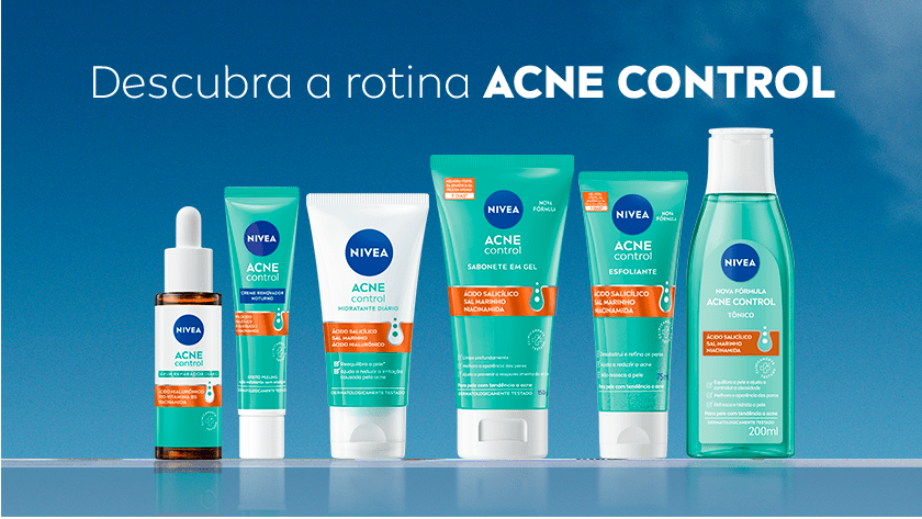Descubra a rotina ACNE CONTROL Linha completa de produtos NIVEA Acne Control dispostos lado a lado sobre fundo azul, os produtos tem a cor verde em destaque.