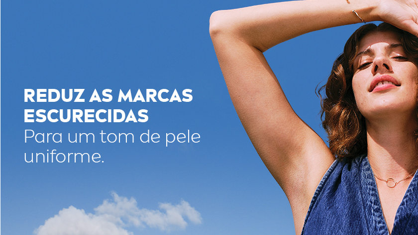 Fundo com céu azul e nuvens. Mulher ruiva levanta os braços, com expressão de bem-estar e confiança.