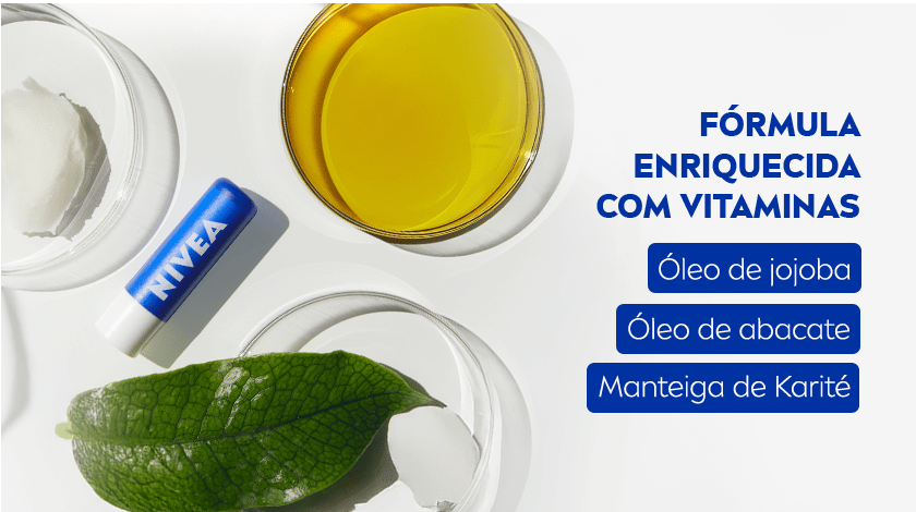 Fórmula com vitaminas: jojoba, abacate e karité Hidratante labial NIVEA cercado por ingredientes naturais como óleo de jojoba, óleo de abacate e manteiga de karité.