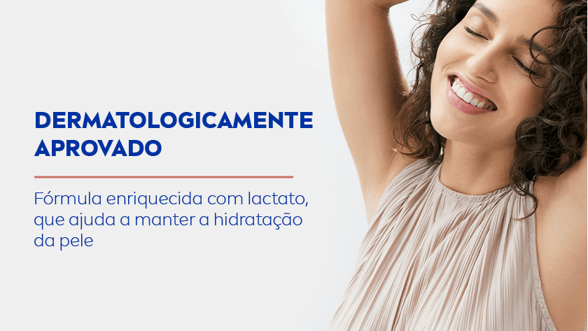 Fundo cinza claro. À direita, uma mulher de pele clara e cabelo cacheado sorri com os olhos fechados e os braços erguidos, ela está usando uma blusa plissada cinza claro, há uma linha horizontal fina em tom cobre entre os dois textos.