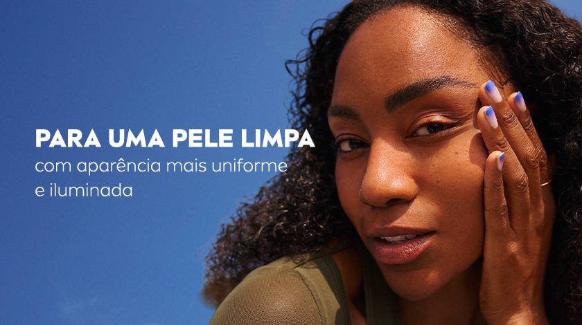 Imagem com fundo azul. Ao lado direito, uma mulher aparece em destaque, passando a mão no rosto.