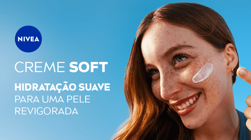 Fundo azul com degradê. À direita, uma mulher ruiva sorri com o creme NIVEA Soft aplicado na bochecha.