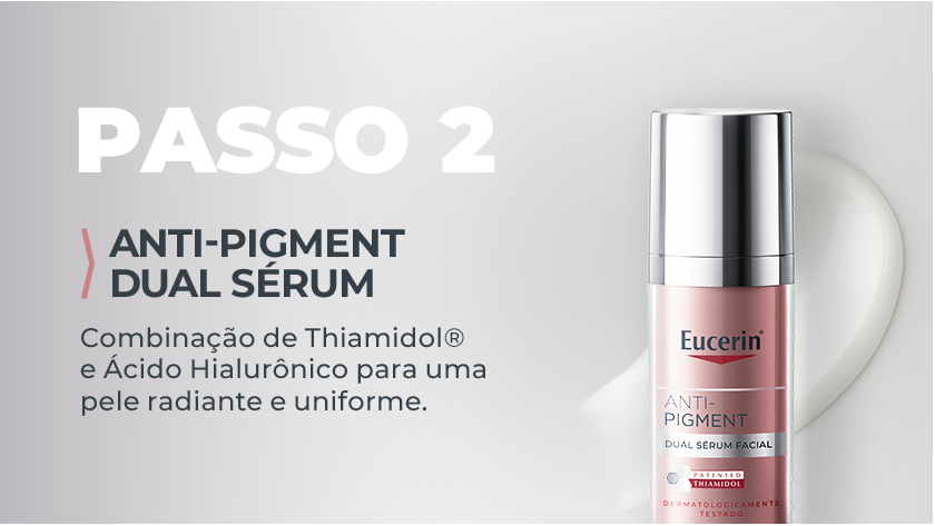 Imagem com fundo neutro e claro. Ao lado direito, a embalagem de Dual Sérum é apresentada, com  uma textura cremosa ao fundo.