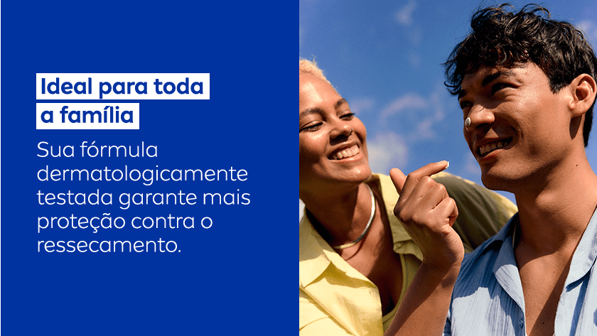 A imagem de dois jovens sorrindo, um homem e uma mulher. Ao lado esquerdo, o texto é destacado em um fundo azul.