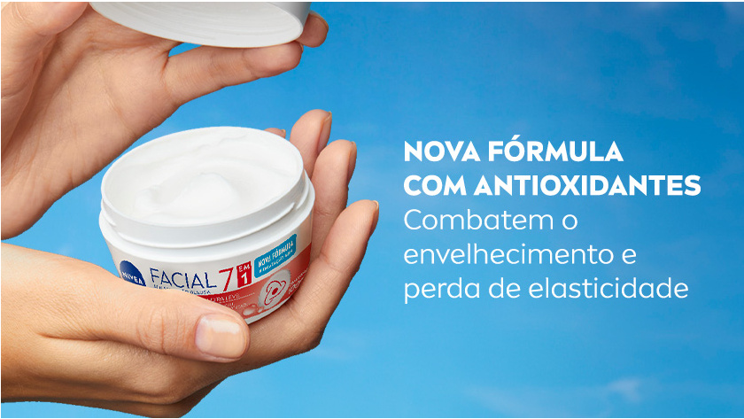 Fundo azul com nuvens suaves. Mãos seguram um pote aberto do creme NIVEA Facial 7 em 1 Antissinais Ulraleve, com a tampa levantada, revelando a textura cremosa do produto. À direita, texto promocional em branco e azul destaca a nova fórmula com antioxidantes e seus benefícios contra o envelhecimento e perda de elasticidade.