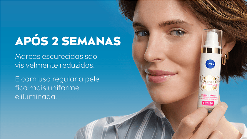 Mulher segura o Fluido Diário Antimarcas NIVEA próximo ao rosto, com sorriso sutil e pele visivelmente uniforme, enquanto texto destaca redução das marcas escuras após 2 semanas.