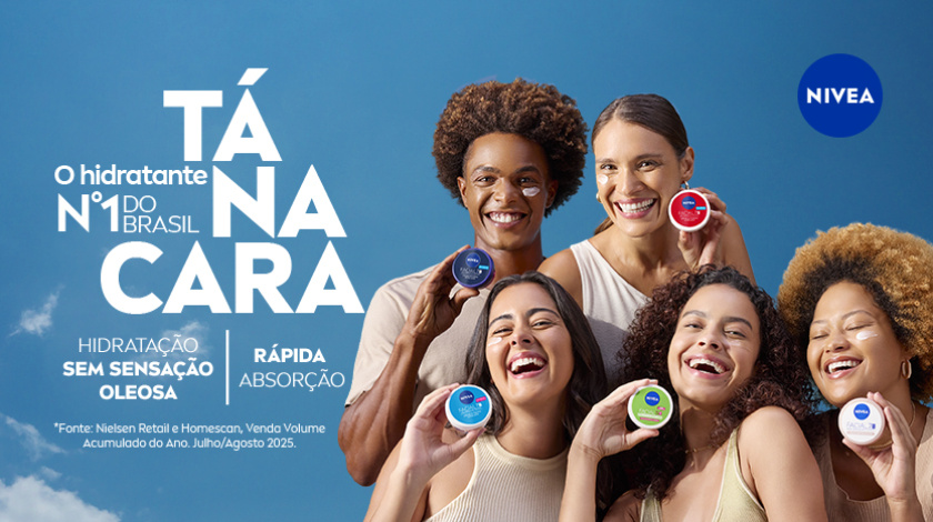 Fundo azul claro com logo da NIVEA no canto superior direito. Grupo diverso de cinco pessoas sorridentes segura diferentes versões do creme facial NIVEA. Ao lado esquerdo, texto grande em branco e azul diz “Tá na cara” com mensagens de hidratação sem sensação oleosa e rápida absorção.