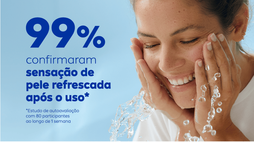 Fundo azul claro.  À esquerda, o número 99% em destaque de azul escuro. À direita, uma mulher de pele clara, com cabelos presos e camiseta branca, usando três brincos pequenos de argolas prateadas, sorri enquanto lava o rosto com água corrente.