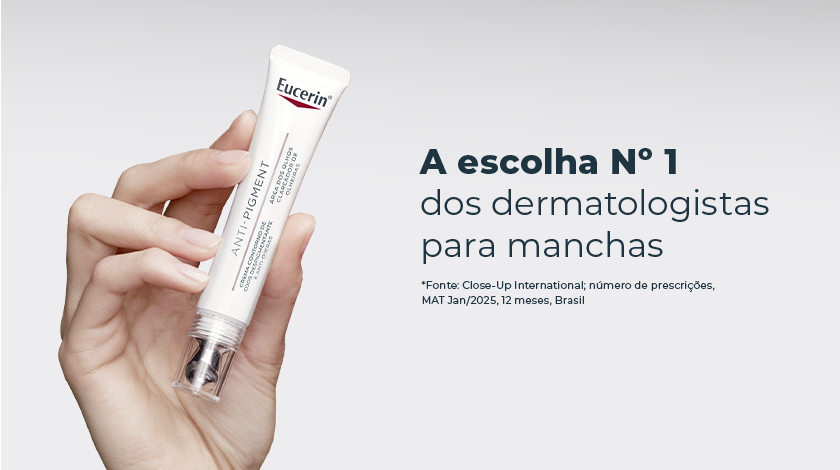 Uma mão segura verticalmente um tubo de Eucerin Anti-Pigment para o contorno dos olhos. Ao lado direito, em um fundo cinza claro, está escrito o texto afirmando ser a escolha número 1 dos dermatologistas para manchas, com uma nota de rodapé sobre a fonte dos dados de 2025.