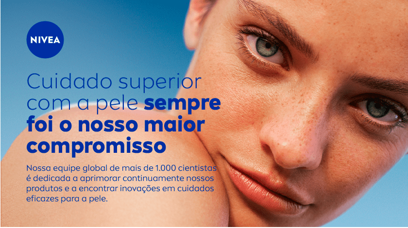 Close em um mulher de pele clara olhando para a câmera com fundo azul e mensagem sobre o compromisso da NIVEA com a qualidade dos cuidados com a pele.