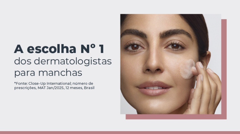 Banner publicitário mostrando o rosto de uma mulher com pele uniforme e expressão serena. Ela aplica o gel no rosto, com os dedos.