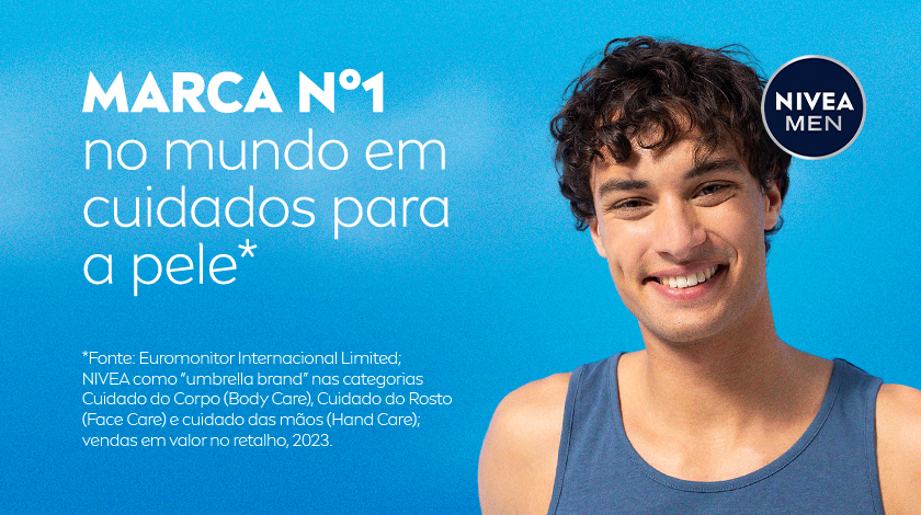 Imagem com fundo azul claro. Ao lado direito, um modelo sorri olhando para frente.