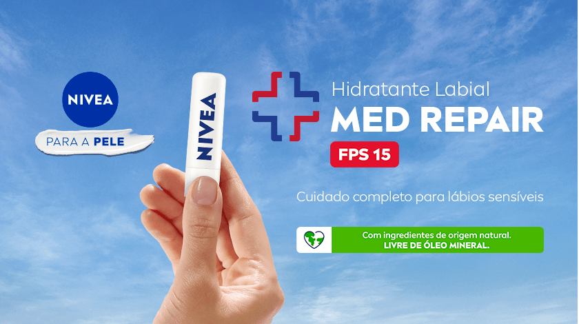 Imagem com fundo de céu azul e nuvens. Em destaque ao centro, uma mão segurando um hidratante labial NIVEA branco na vertical, com a logo azul. À esquerda, o logo da NIVEA e abaixo, uma faixa branca de creme com o texto 
