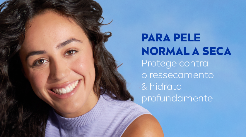 PARA PELE NORMAL A SECA Protege contra o ressecamento & hidrata profundamente Mulher sorridente usando uma regata lilás. O fundo é um céu azul.