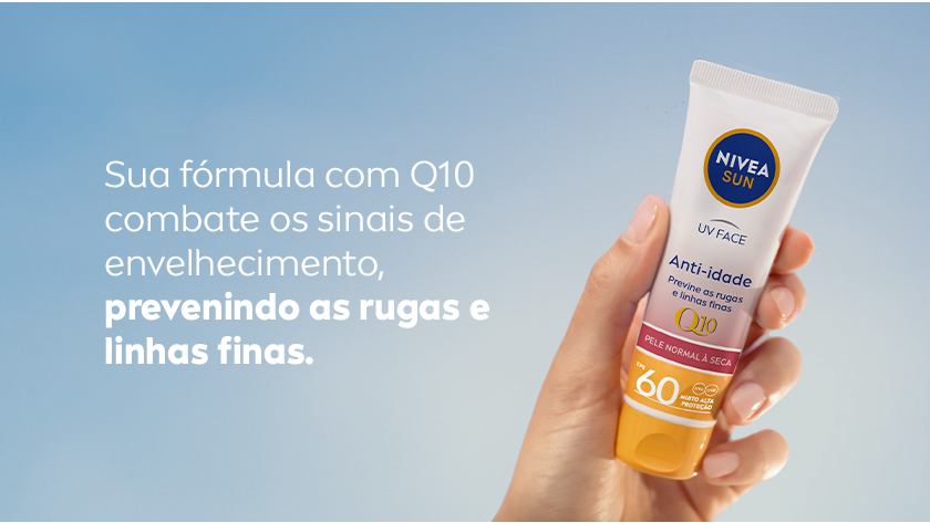 Fundo azul com degradê em tons claros. Ao lado direito, uma mão segura o protetor solar em destaque.