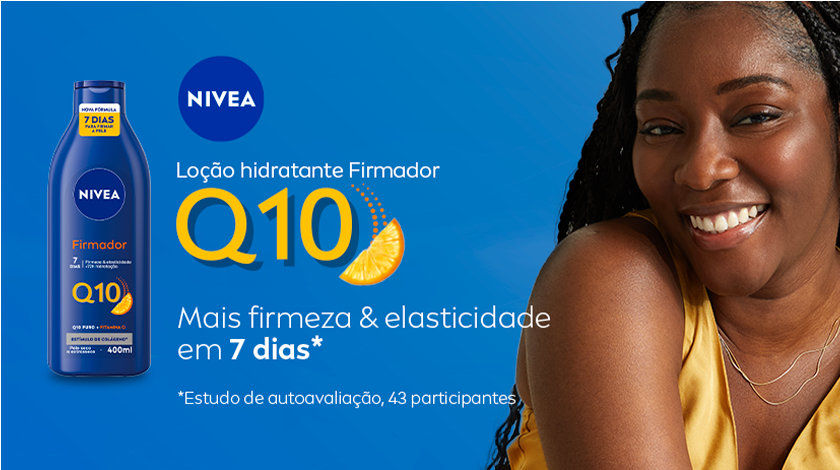 imagem com fundo azul em tom médio, produto localizado a esquerda da imagem, texto localizado a esquerda e modelo localizada na direita da imagem