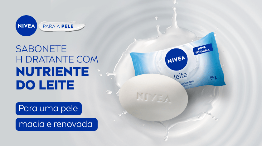 Barra de sabonete branca da marca NIVEA envolta por gotas de leite, com embalagem azul e branca ao lado, sobre um fundo com ondas suaves. Destaca benefícios hidratantes do leite para a pele.