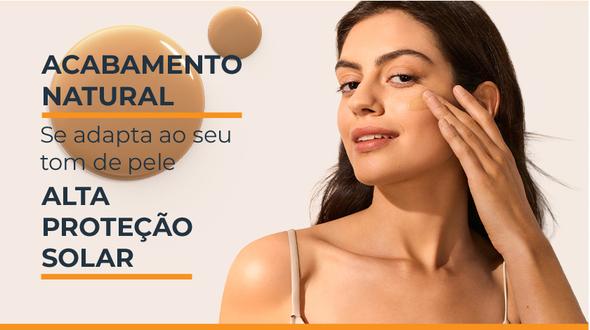 Mulher aplicando o produto no rosto, com tom de pele uniforme. Ao lado esquerdo, a textura do produto é apresentada.