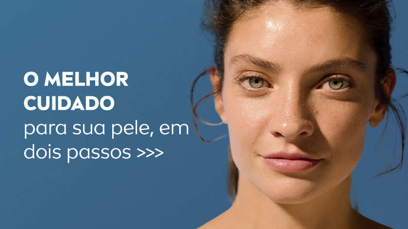 O MELHOR CUIDADO para sua pele, em dois passos >>> Imagem com fundo azul. Ao lado direito, uma mulher aparece em destaque, olhando para frente.