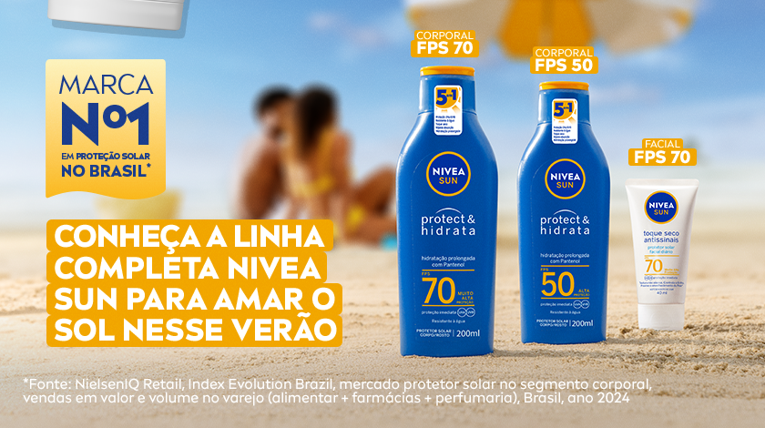 Diversos produtos da linha NIVEA Sun Protect & Hidrata estão organizados sobre a areia da praia, com mar e céu ao fundo. Destaque para diferentes fatores de proteção solar e selo de marca número 1 no Brasil.
