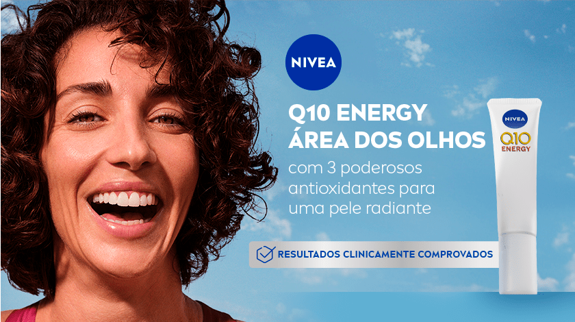Mulher sorrindo ao lado do produto NIVEA Q10 Energy Área dos Olhos com o fundo de céu. Ao lado, um selo cinza apresenta resultados clinicamente comprovados.