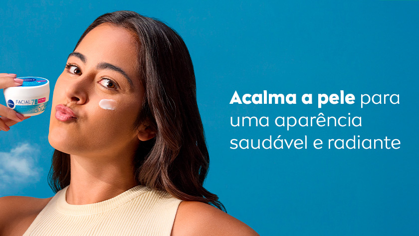 Fundo azul claro. Mulher faz biquinho e segura pote de creme NIVEA Facial 7 em 1. Há creme aplicado na bochecha. À direita, texto em branco informa que o produto acalma a pele e proporciona aparência saudável e radiante.