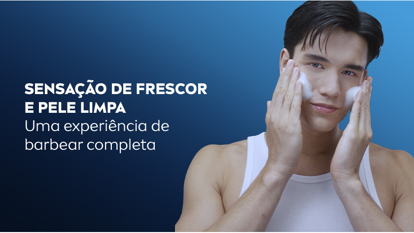 NIVEA MEN DEEP LOÇÃO PÓS-BARBA Especialmente desenvolvida para atuar na pele masculina, proporcionando uma sensação confortável. Homem branco de cabelos castanhos curtos segura a loção NIVEA MEN DEEP COMFORT próximo ao rosto. Fundo azul.