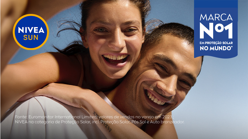 Um homem e uma mulher aparecem juntos, sorrindo enquanto se abraçam.