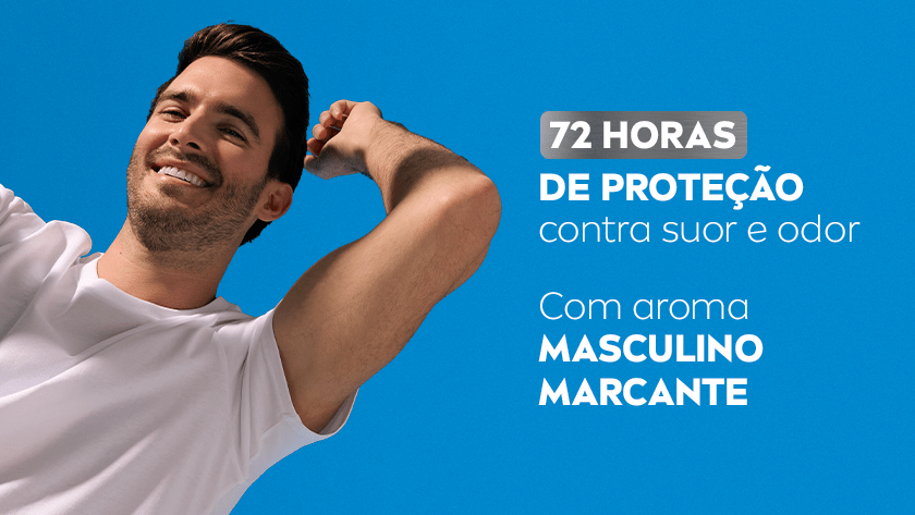 Homem sorridente de camiseta branca levantando os braços com fundo azul.