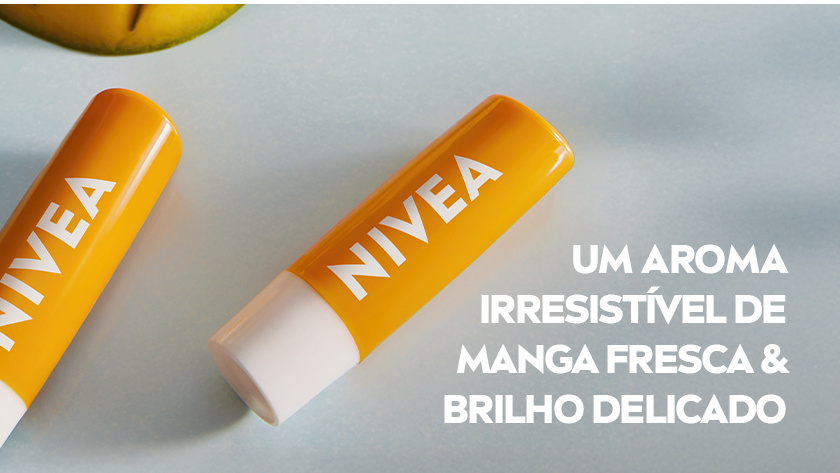 chao com pedras lisas em tons claros e dois cestos de palha com amoras frescas, grandes e com aspecto suculento, e sobre o cesta da direita está e a embalagem do Shine de Manga sobre elas.