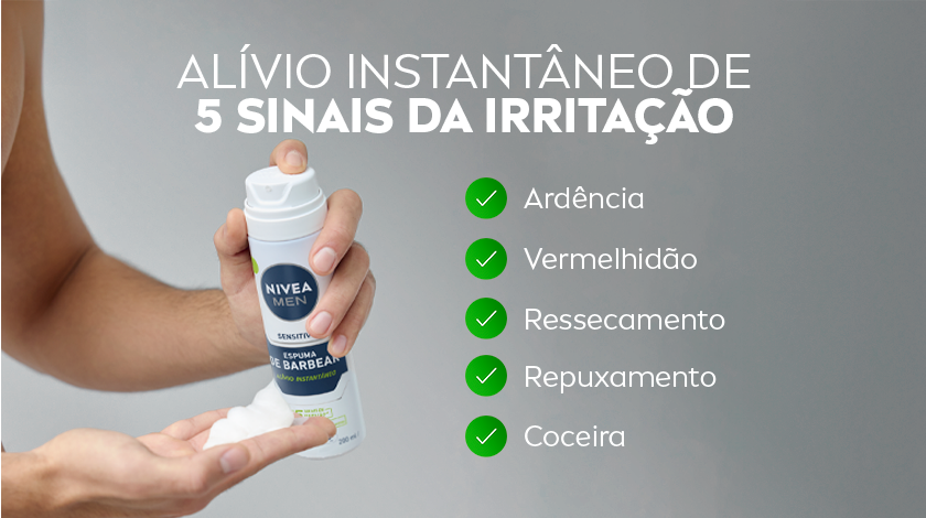 Pessoa segurando embalagem da espuma de barbear; lista de benefícios é apresentada abaixo.