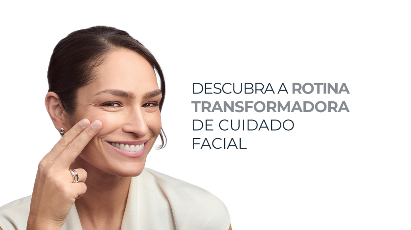 Mulher aplicando o produto no rosto com expressão satisfeita. Ao lado, texto em destaque.