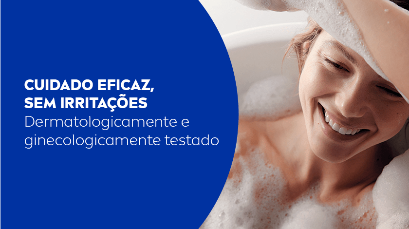 Cuidado eficaz, sem irritações – Dermatologicamente e ginecologicamente testado Mulher sorridente tomando banho, demonstrando bem-estar e suavidade do sabonete íntimo NIVEA.