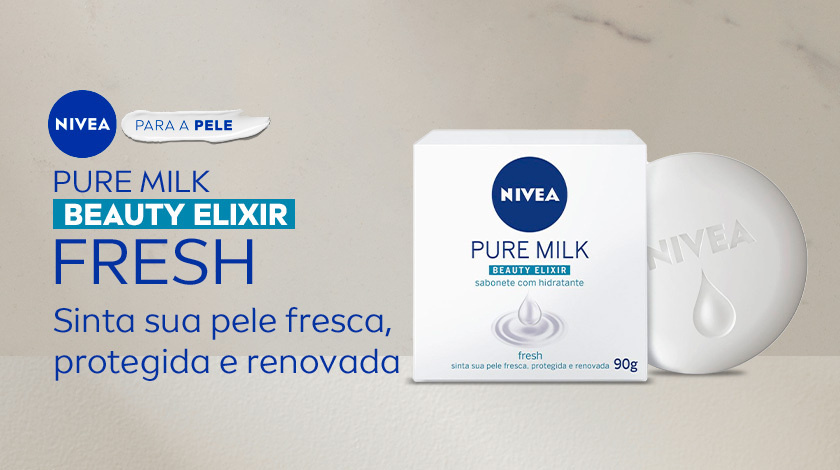 Imagem de um sabonete em barra NIVEA Pure Milk Beauty Elixir Fresh ao lado de sua embalagem sobre superfície clara. Sua embalagem é branca, com detalhes em azul.