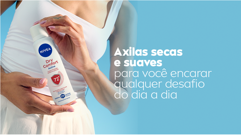 Fundo azul claro em degradê. À esquerda, uma mulher veste regata branca e segura o desodorante NIVEA Dry Comfort Active com as duas mãos. A embalagem é branca com detalhes em vermelho e azul.